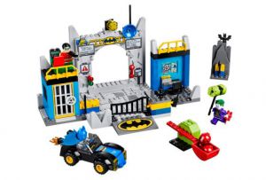 Lego 10672 Juniors Атака на Логово Бэтмена Defend the Batcave